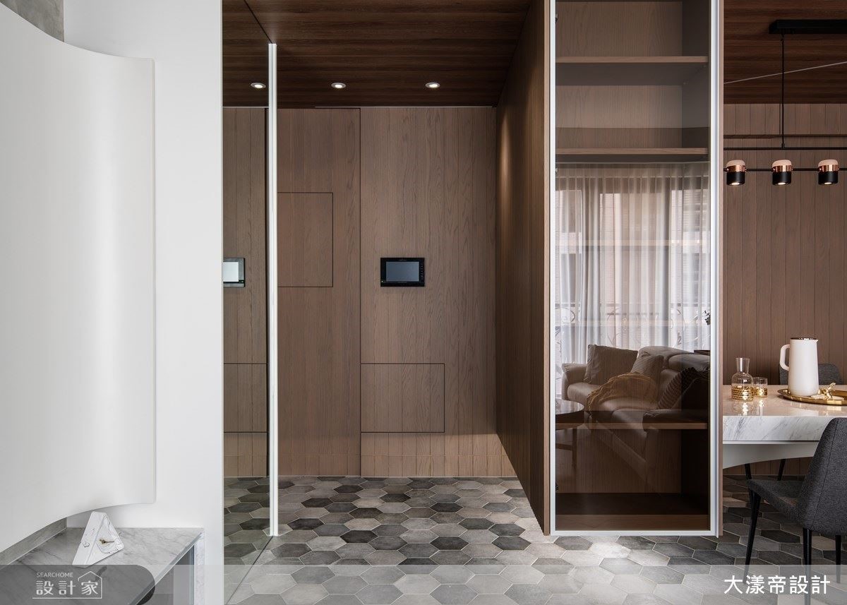 玄關櫃體採懸浮設計，細膩營造空間視覺流動感。