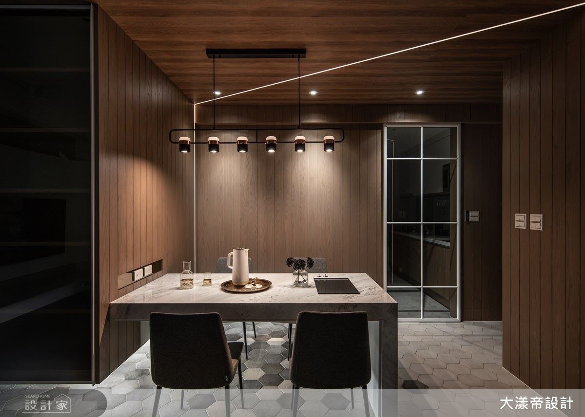 餐廳以木質調提升居家暖意，更精湛勾勒光帶框景，達到聚焦空間的視覺效果。
