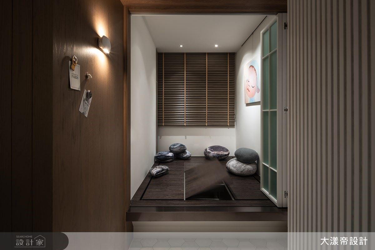 多功能房以架高和室設計，隱藏大量儲物、桌面機能，滿足居家使用需求。