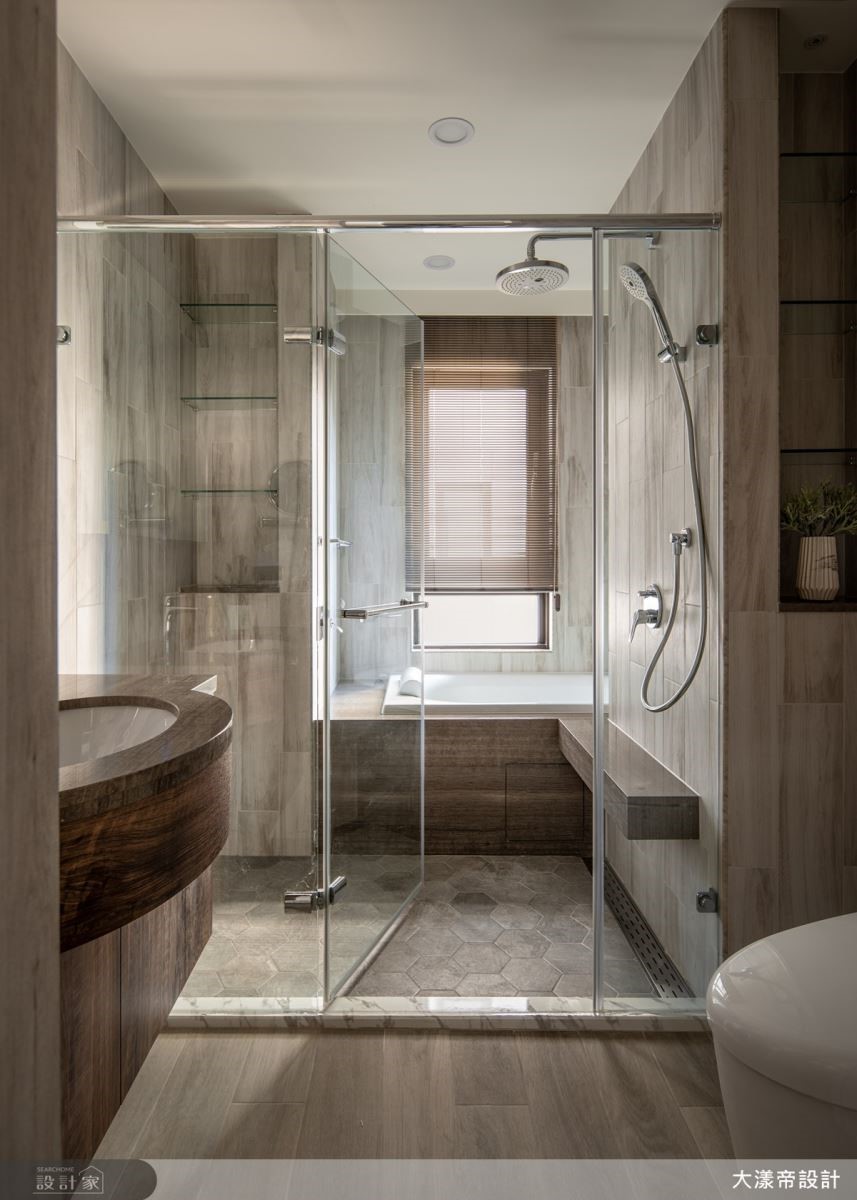 主臥規劃更衣間、主浴完備飯店套房機能，滿足女屋主理想生活樣貌。