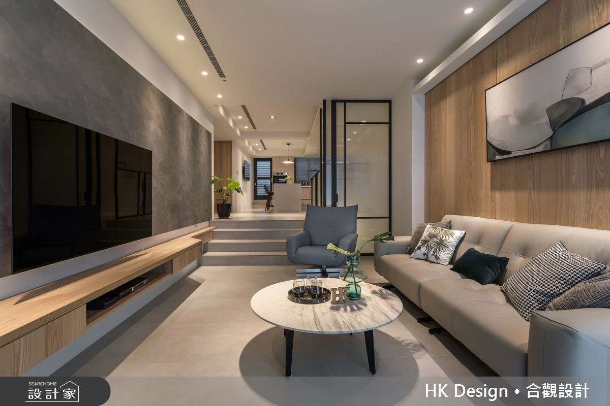 客廳、餐廳之間，藉由階梯做場域界定，創造高互動性的開放情境，完成屋主理想的餐廚視野。