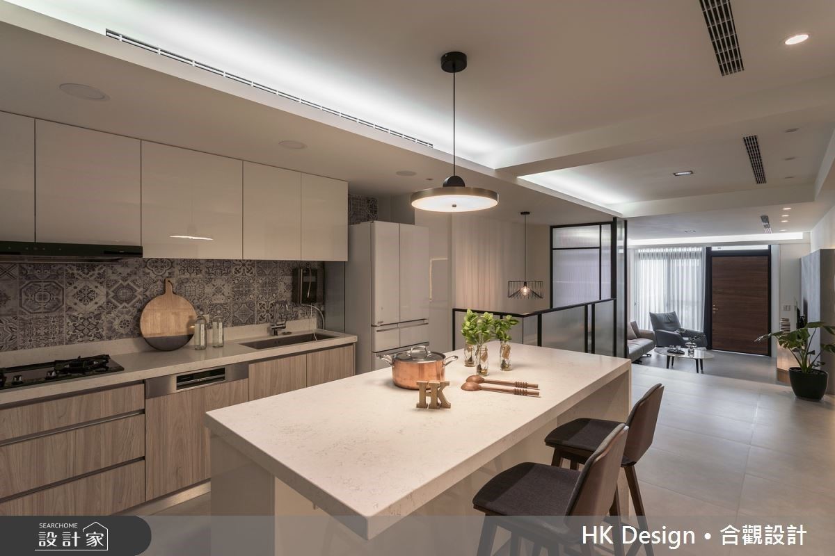 以溫潤木皮調和冷調灰色，堆疊出沈澱放鬆的居家氛圍。