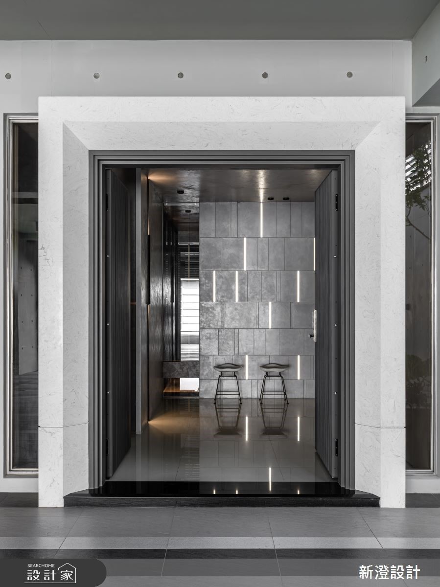 進門玄關以不規則線性燈條，創造視覺層次之美。