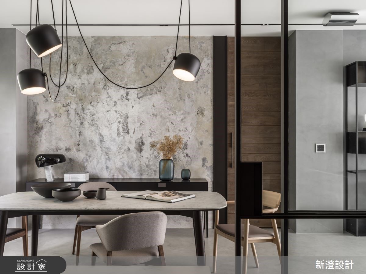 餐區以義大利藝術塗料鋪陳壁面，締造古羅馬牆面的仿舊斑駁感。