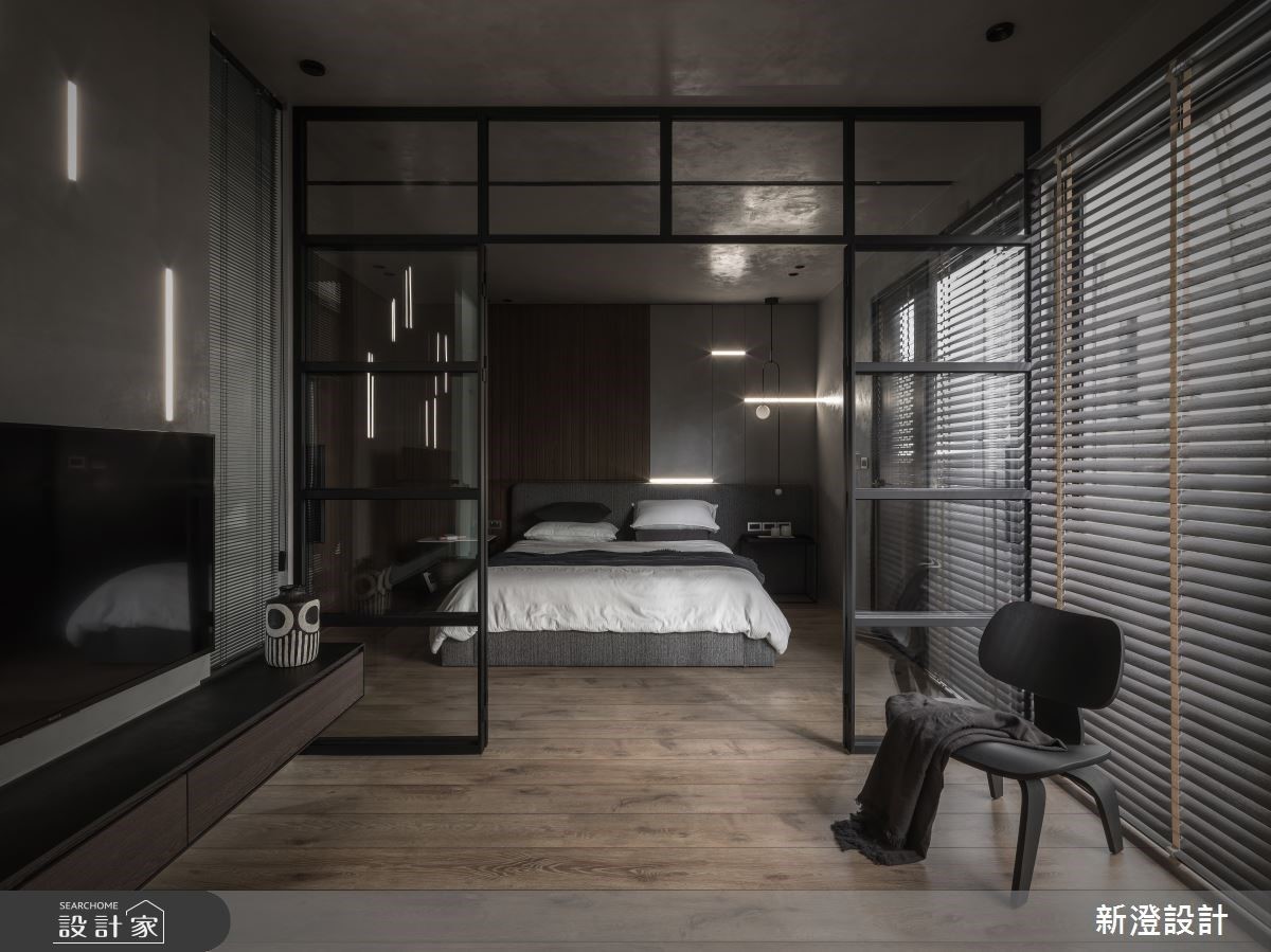 大兒子房運用格狀玻璃分界睡眠場域與起居空間，滿足屋主生活需求。