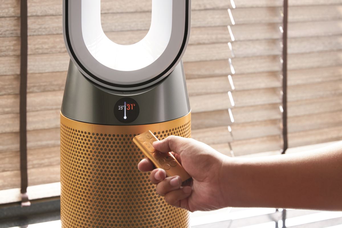 可以透過自動監測感應系統，隨時留意家中空氣品質，並於 LCD 螢幕上以數據顯示。