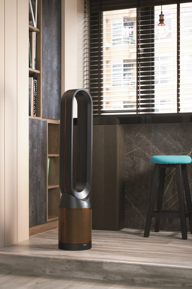 黑色搭配銅材質側邊弧形線條，經典的黑白兩色搭配簡約身形，可融於各種居家風格裡。