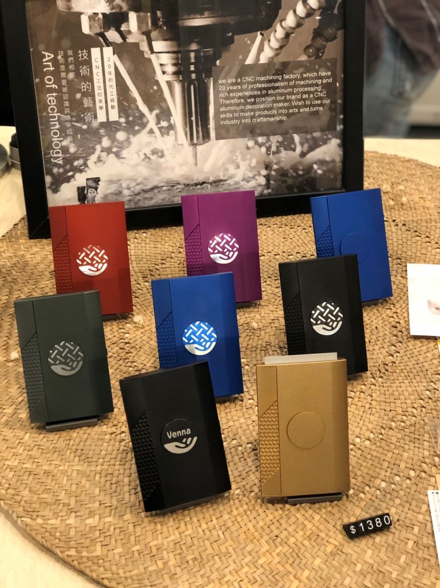 全CNC金屬工藝所雕刻而成的鋁合金名片夾，通過台灣擅長的工業技術，詮釋藺草編織的工藝美學。