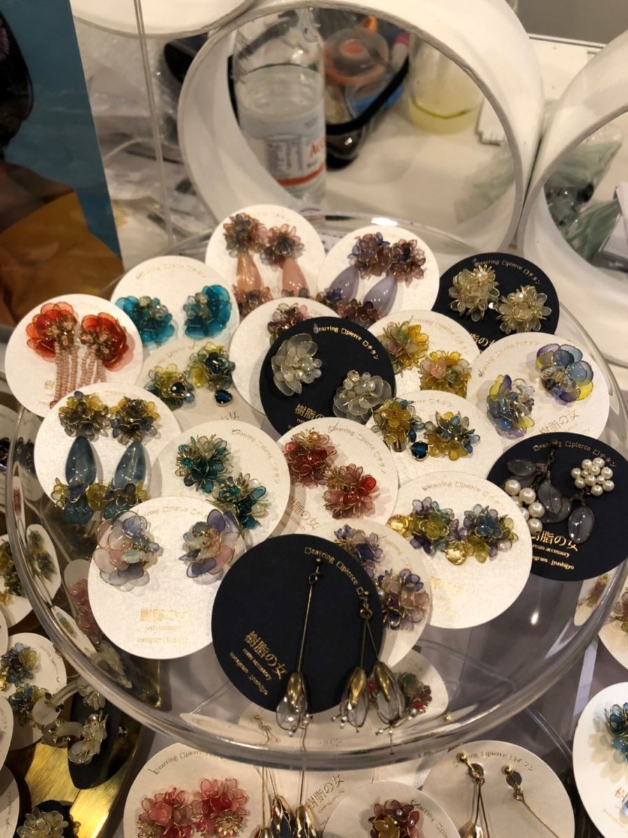 來自日本廣島縣的樹脂之女，是一位模特爾創立的品牌，以Dip Art(水晶花藝)作為創作靈感，也是展場中的排隊攤位。
