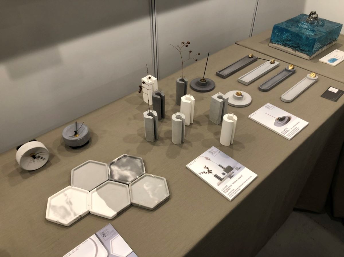 香港品牌Shabibi Sheep Workshop，以水泥材質結合樹脂，創作出許多有特色、極簡的家居物件。