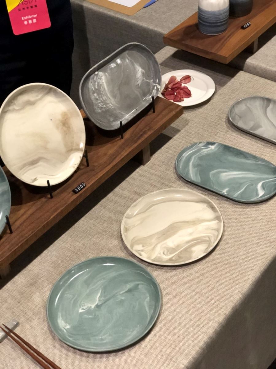 品牌「手路」以瓷土燒製出仿星球質地和紋理盤子；以及有日出意象的杯子。
