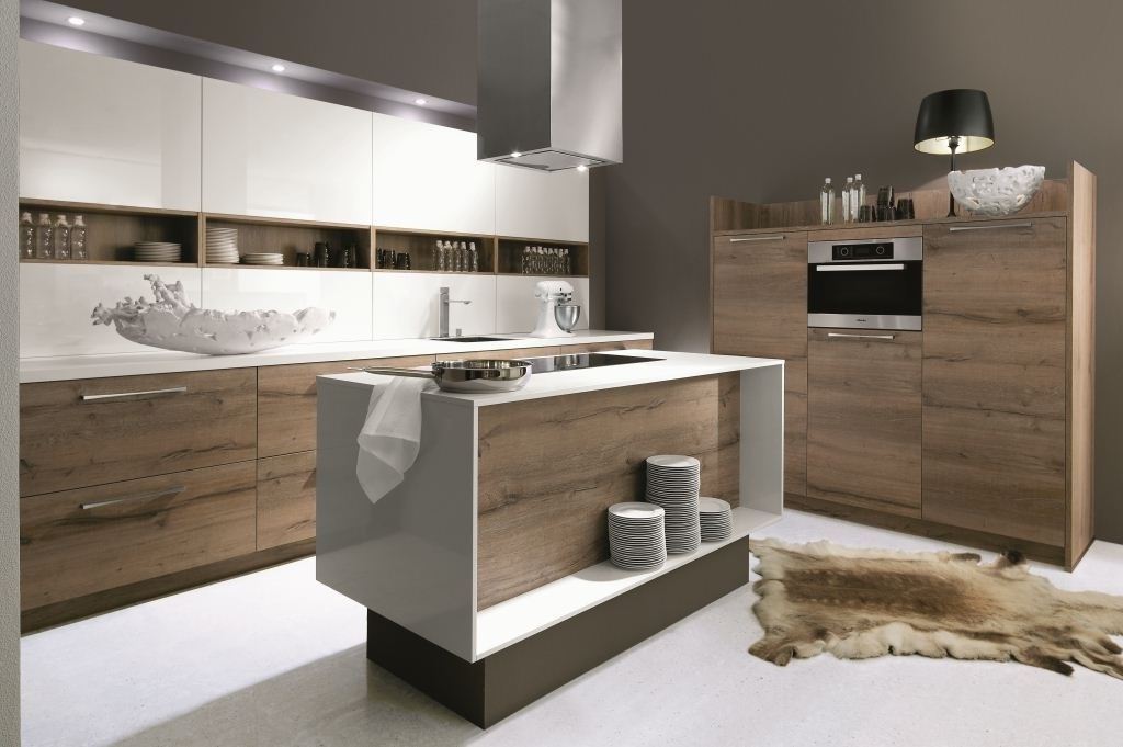 自然的木紋肌理，顛覆傳統的層架設計，讓廚房設計與起居空間呼應。