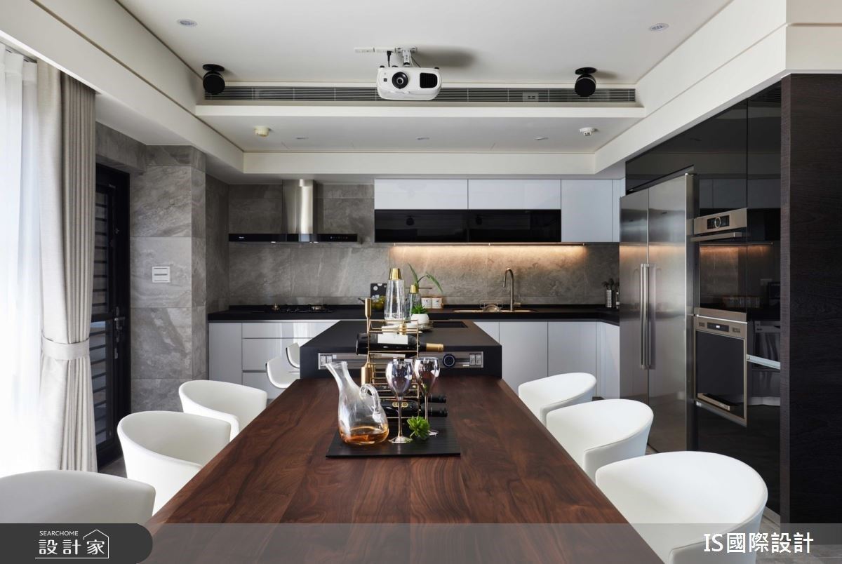 餐廳以中島結合餐桌設計，營造三代同堂歡樂用餐尺度；更彙整投影設備，滿足一家視聽品質。