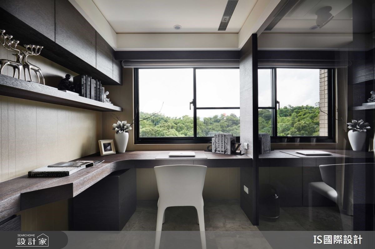 書房沿窗面配置書桌、櫃體機能，環繞綠意提升工作、閱讀生活氛圍。
