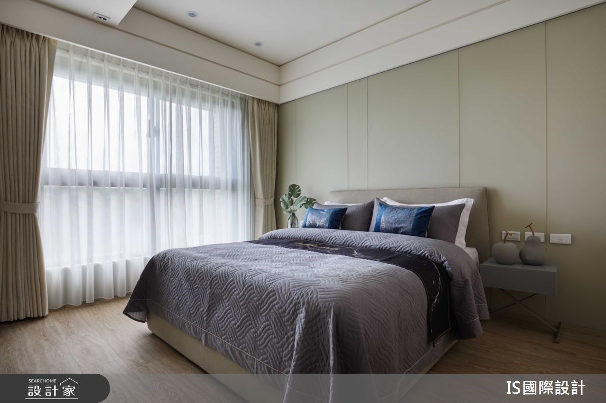 孩子房床頭背牆以淺色調鋪陳，營造舒適休憩感受。