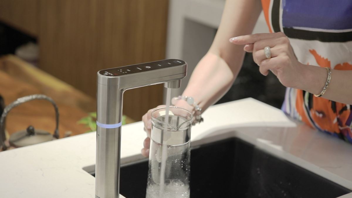 飲水器龍頭、熱缸、加熱器皆採用醫療級 SUS316 不鏽鋼，造型簡約時尚，同時耐酸鹼，為屋主把關健康。