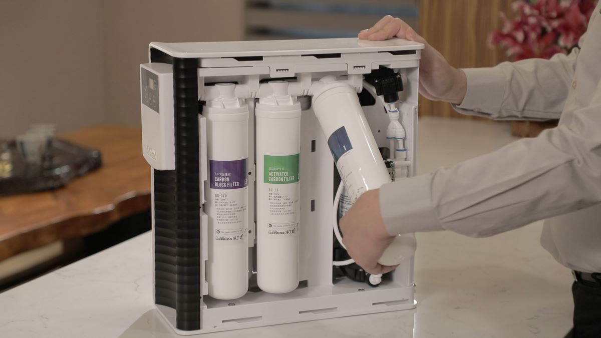 卡式濾心設計讓屋主替換濾心便利又不需板手。