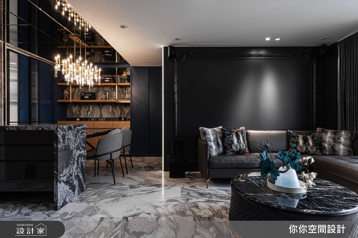 地坪以大面積的石紋鋪陳讓公領域尺度更為延伸，成就一席低調精緻視覺饗宴。