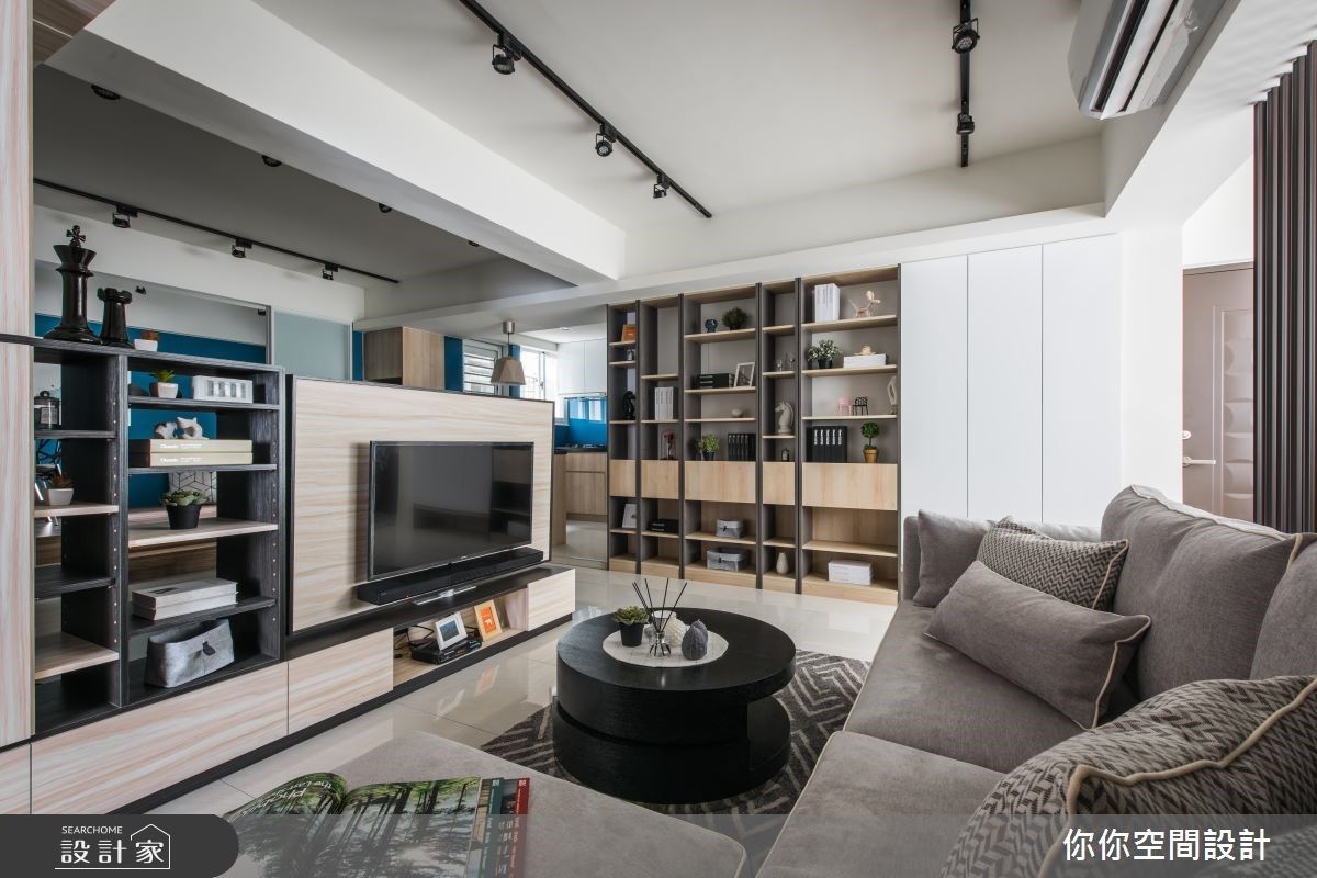 鏤空電視牆設計，劃分場域同時兼具收納展示功能，提升空間機能。
