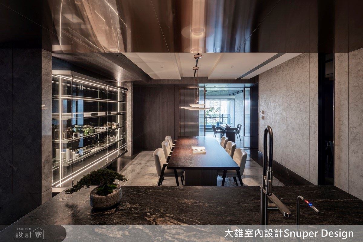 餐廳在大理石中島，與訂製玻璃精品櫃的細膩規劃中，完美體現經典空間品味。
