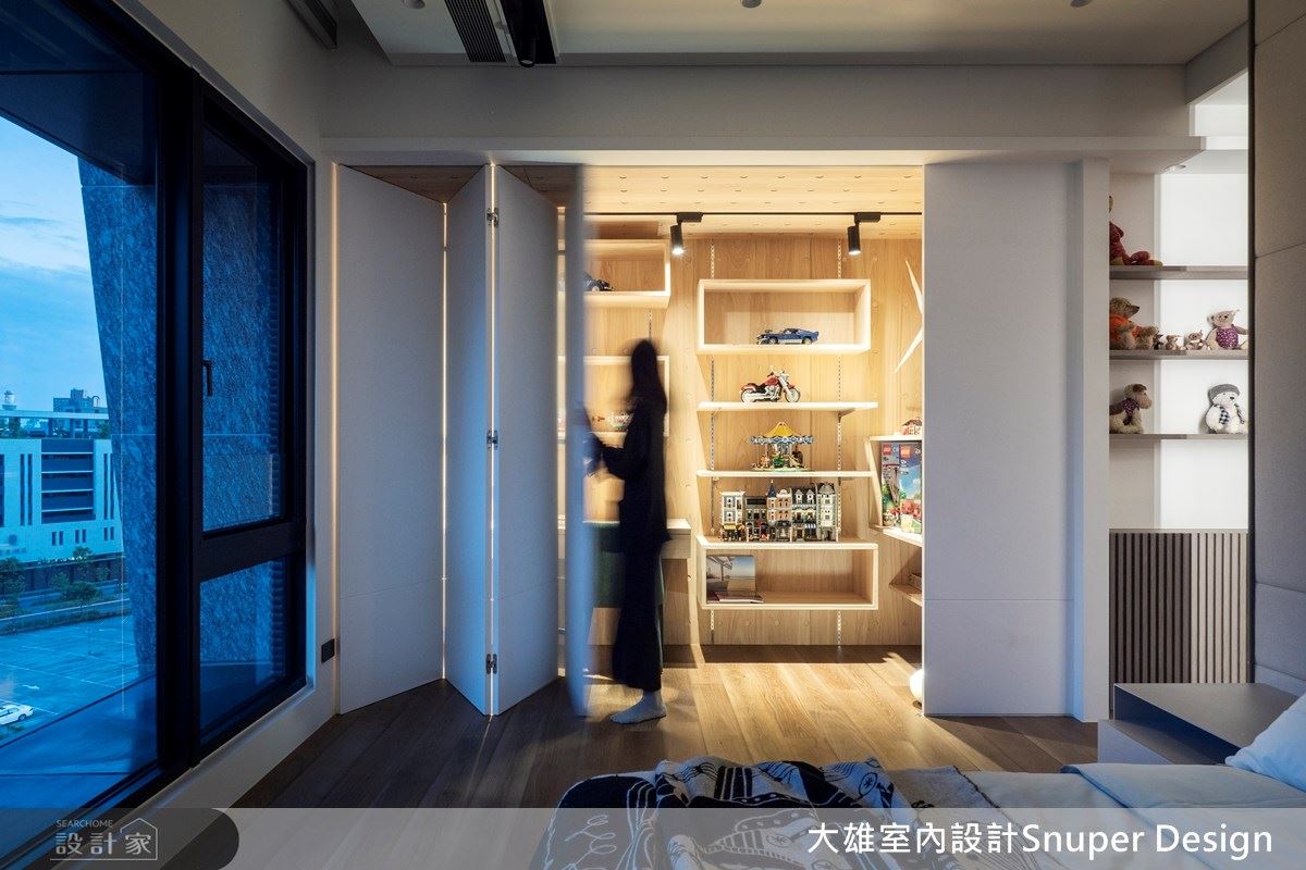 女兒房特意打造小木盒工作區，透過樂高意象打造收納櫃與手作平檯，呈現驚喜空間角落。