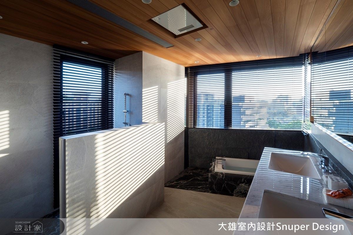 主浴沿窗面規劃泡湯浴缸，並於天花鋪陳檜木清香，打造專屬屋主的度假湯屋。