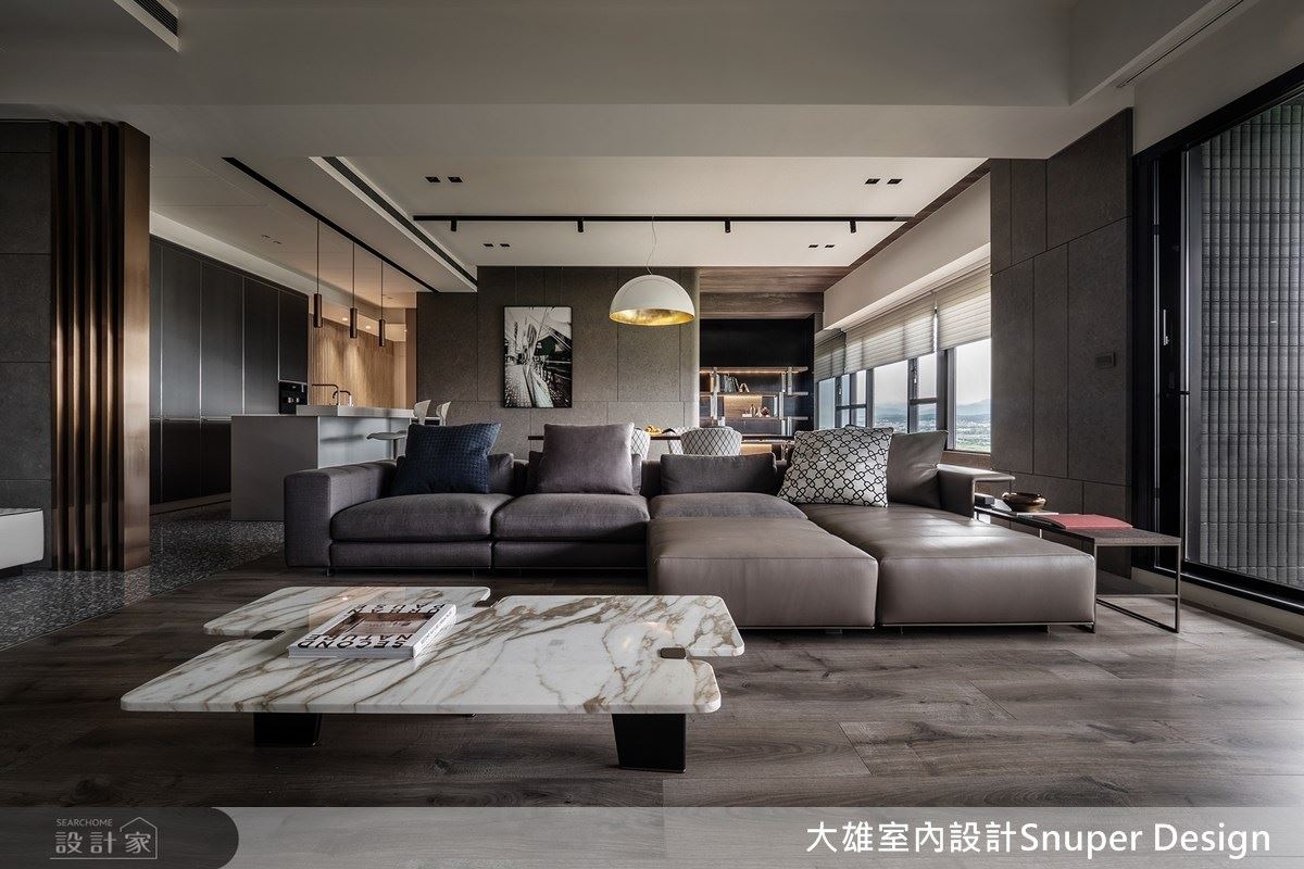 客廳精選低檯度沙發，體現大器空間感受，同時掌握最佳視覺縱深。