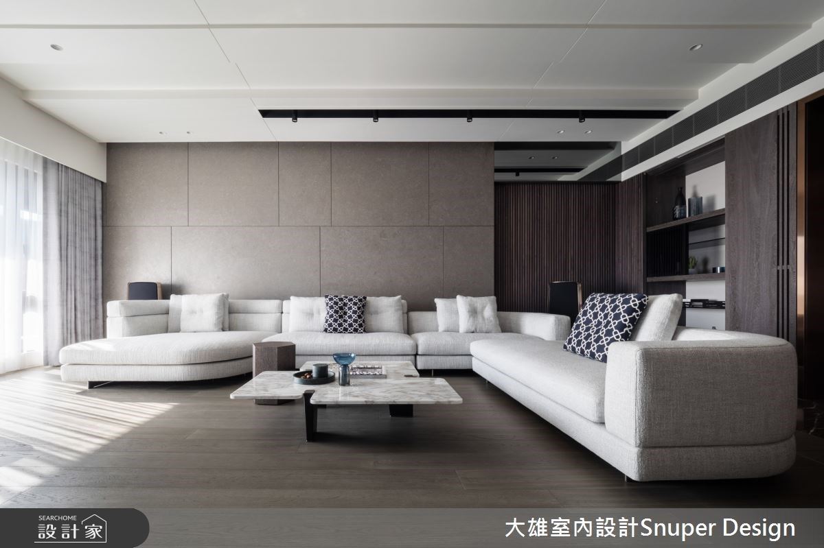 客廳大幅延攬窗面綠意、採光優勢，更精準掌握空間尺度，構築豪宅大器視野。