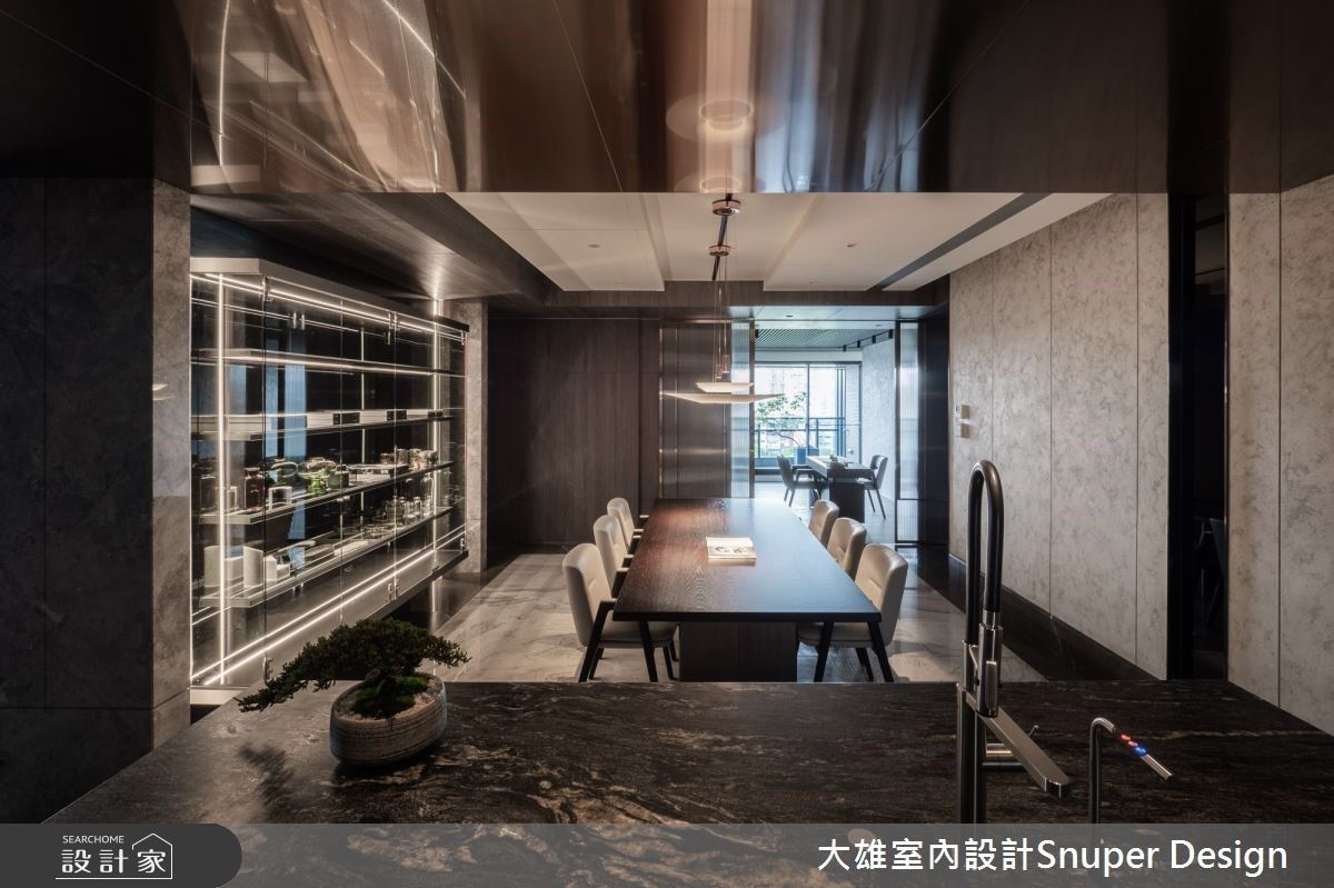 餐廳在大理石中島，與訂製玻璃精品櫃的細膩規劃中，完美體現經典空間品味。