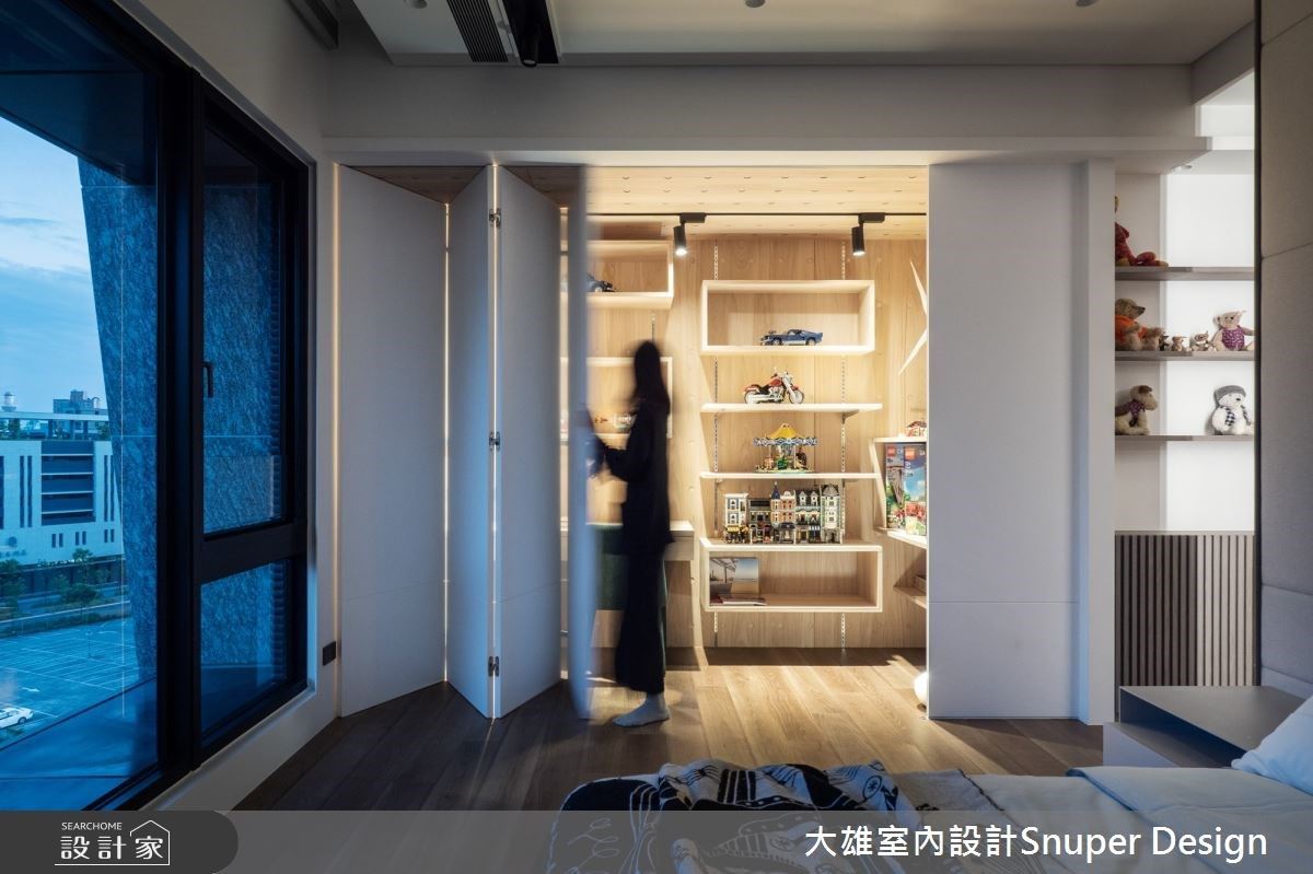 女兒房特意打造小木盒工作區，透過樂高意象打造收納櫃與手作平檯，呈現驚喜空間角落。