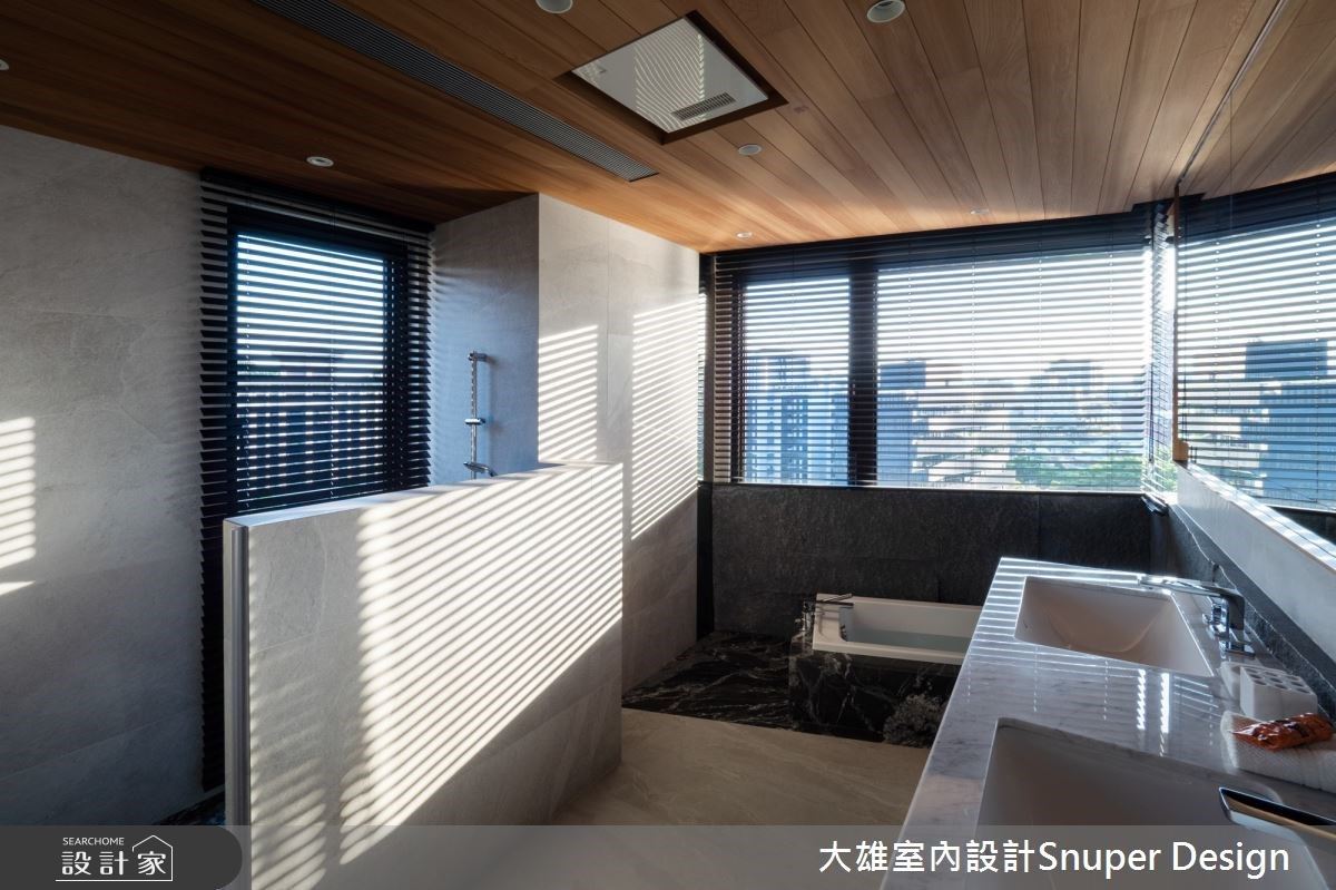 主浴沿窗面規劃泡湯浴缸，並於天花鋪陳檜木清香，打造專屬屋主的度假湯屋。