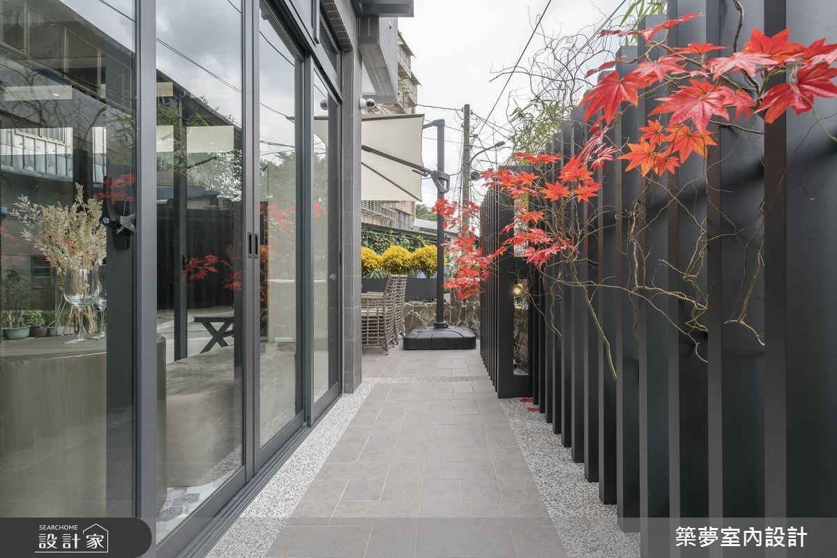 獨有格柵手法，建構度假民宿庭院美景。