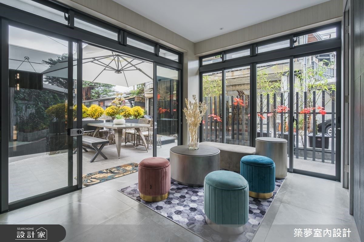 Lobby 延攬兩側綠意，使視覺向外延伸，營造愜意度假氛圍。