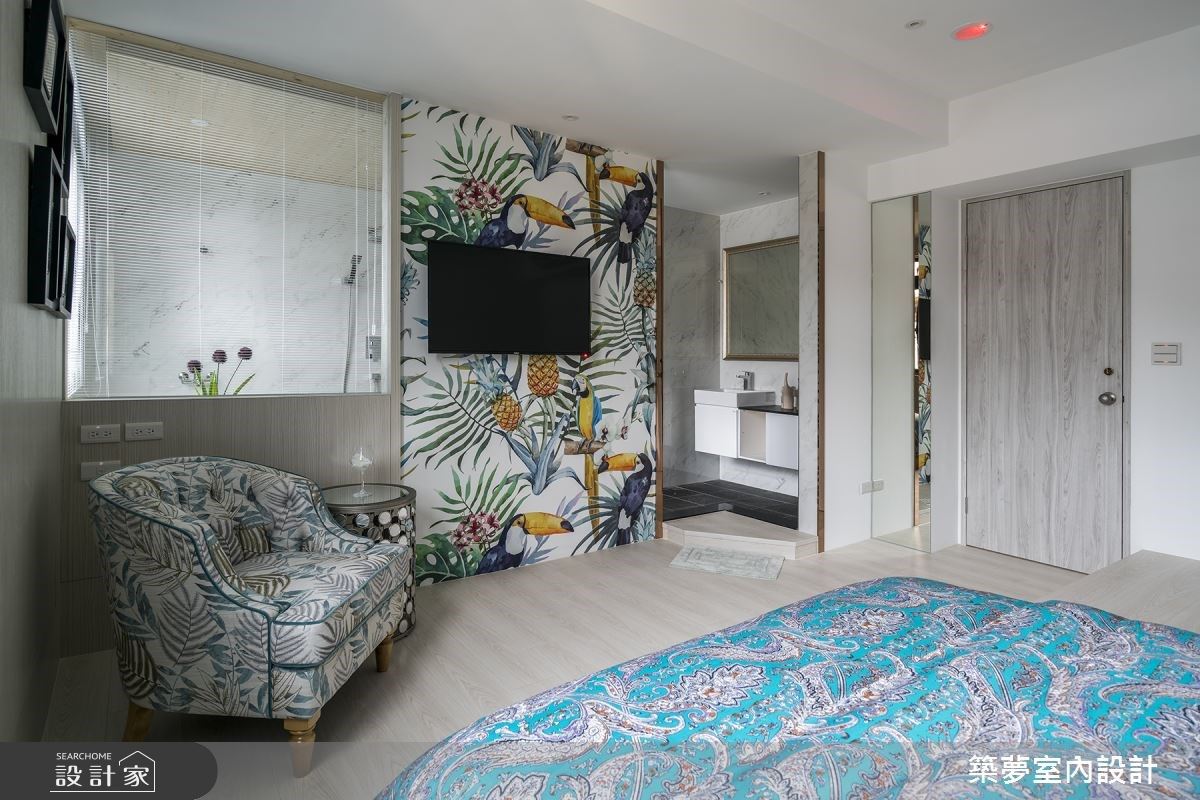 大嘴鳥壁紙與單椅造型相互呼應，巧妙營造空間和諧感。