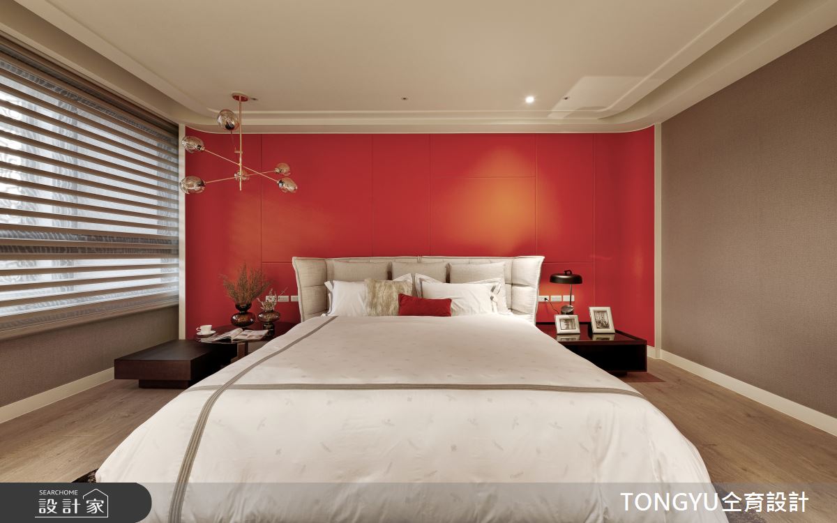 主臥床頭背牆選時尚亮橘色皮革成就屋主夫妻的空間品味。