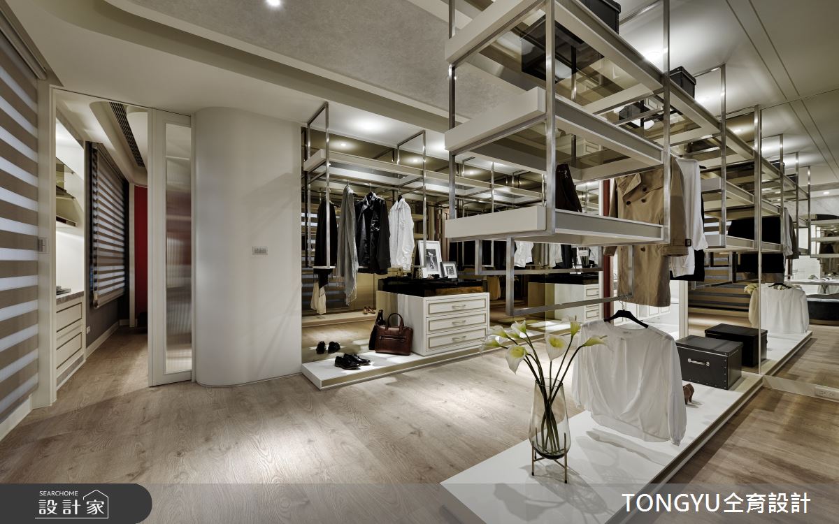 主臥更衣間以金屬層架設計，不僅締造時尚精品感，更呈現穿透視覺效果。