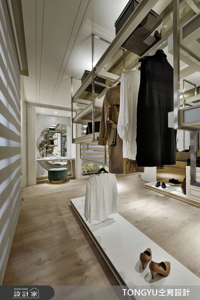 梳妝區訂製大面半月圓造型鏡，滿足屋主整體照看需求。