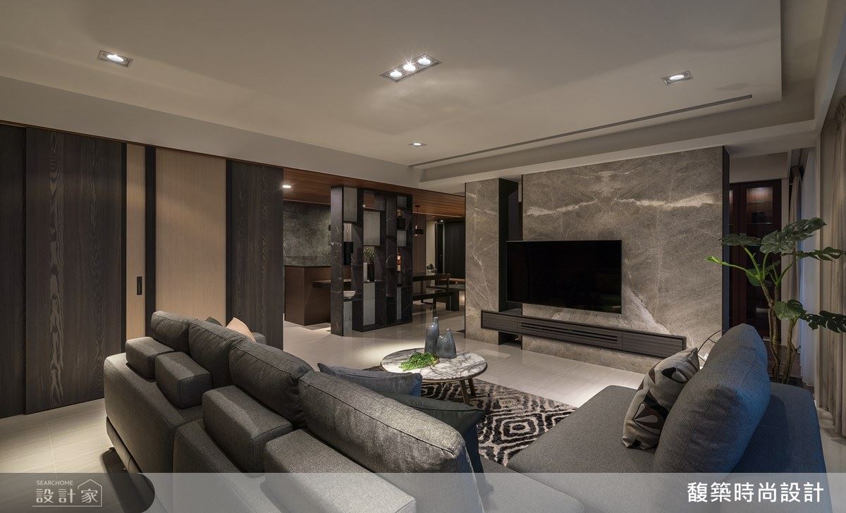 壁面以不同層次的木紋線條隱藏客浴門片，打造獨立而富有層次的空間效果。