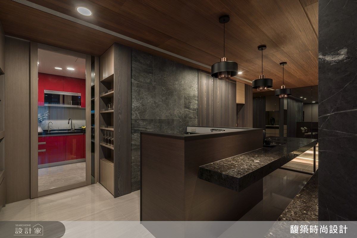 餐廳運用深色系描繪低奢質感，壁面以木質材與石紋交織剛柔並濟的沉穩氣勢。