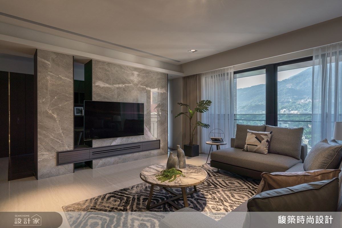 公領域採開放式設計，並以造型層架、鏤空電視牆劃分空間，一展流暢寬廣視覺感受。