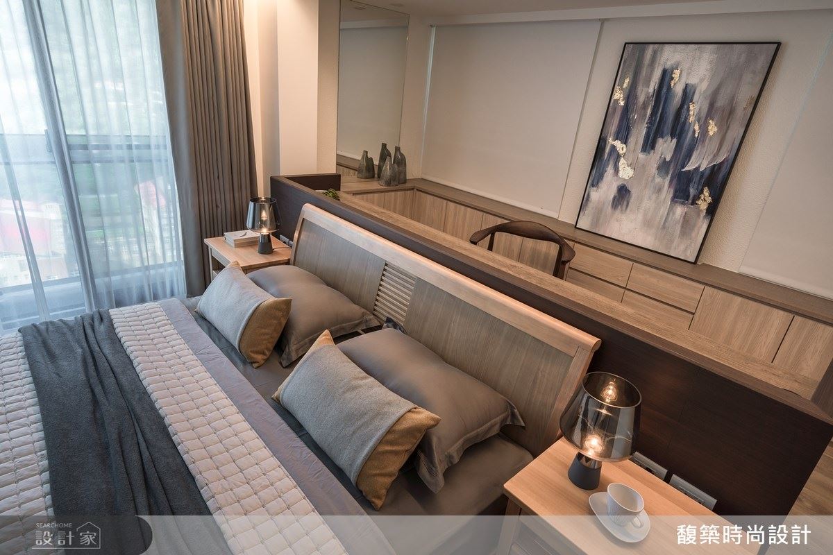 床頭設計長型書桌，兼具閱讀、梳化功能，上方更設計燈帶，補足閱讀光源。