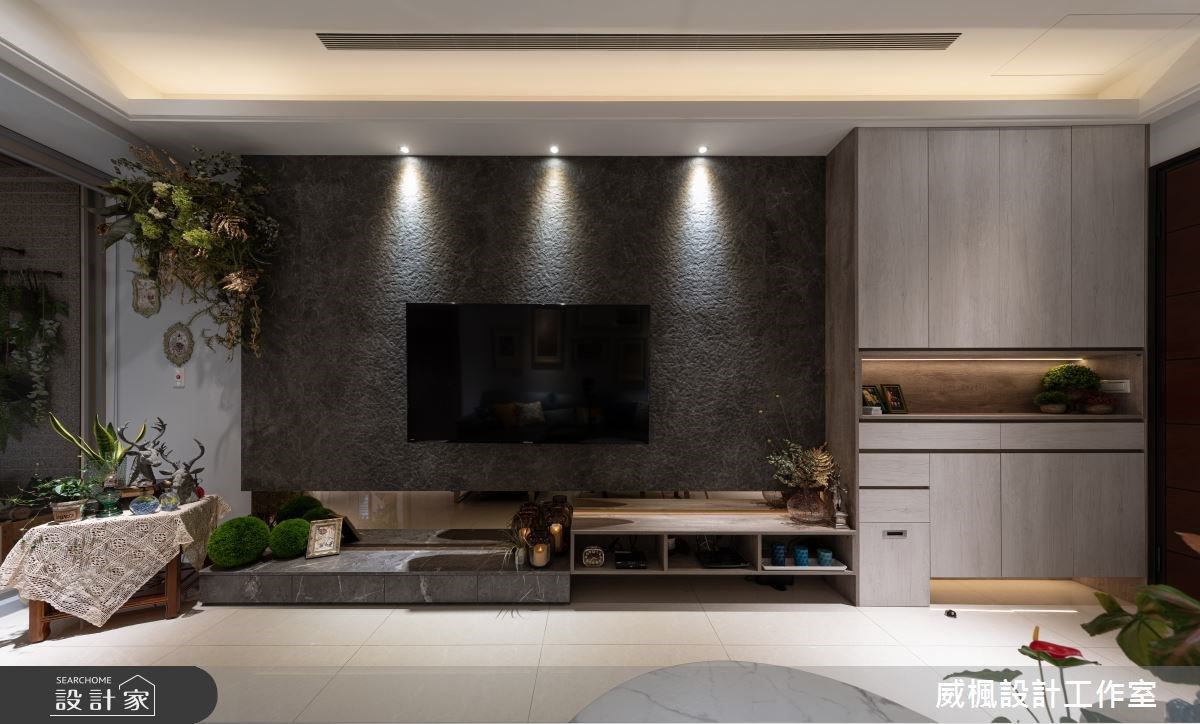 客廳電視牆以無縫拼貼，讓仿石材磁磚也能呈現石材的大器氛圍。