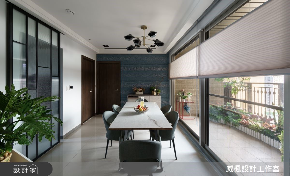 餐區藉由藍色壁紙搭配戶外綠景，挹注空間濃厚自然情懷。