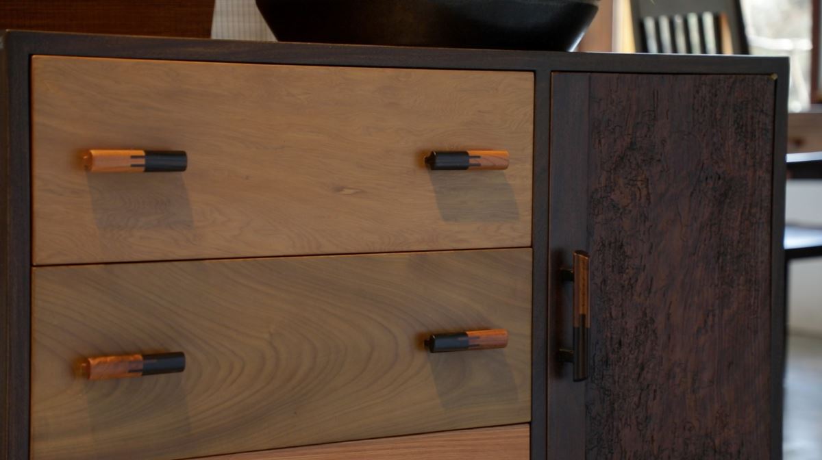 以台灣櫸木、檜木、肖楠木訂製出獨一無二的藝術櫃體。