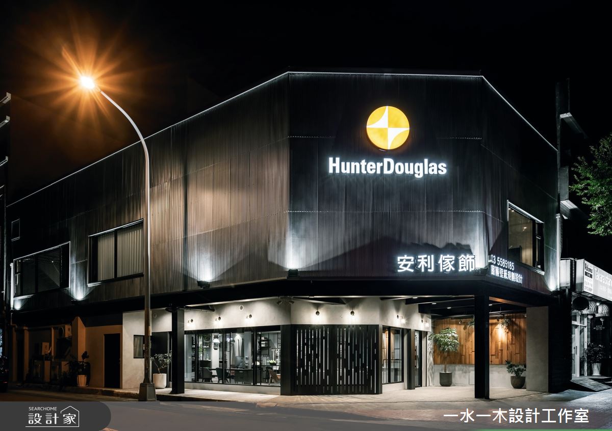 運用鋁板迅速搭建外觀立面，再以投射光線打出明暗層次，為建築物創造神祕氛圍。