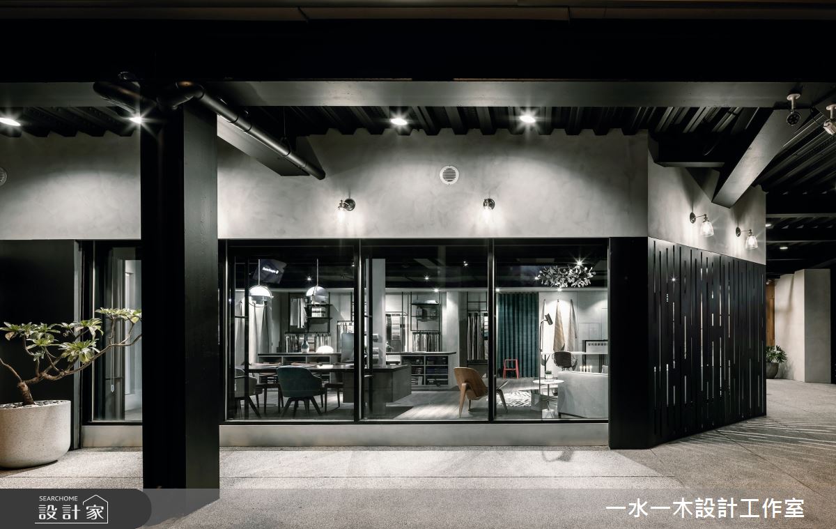 以大片落地窗為主設計，其中一面利用鐵件特製幾何窗花，讓太陽光線能隨日照時間變化，襯托店內的家飾。