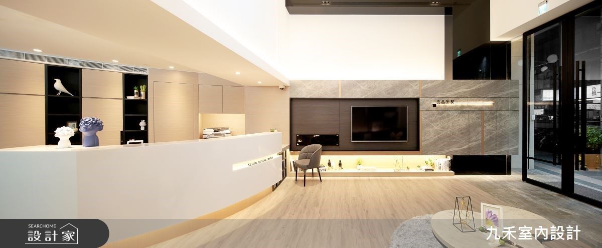 明亮的燈光、高挑的大廳，令人安心舒適的色彩，讓看牙的緊張心情在候診區慢慢沉澱。