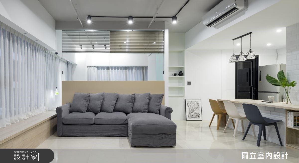 依需求調整格局，不做滿的設計，僅以刷漆及必要的天花包覆，打造令人放鬆的純粹居住空間。