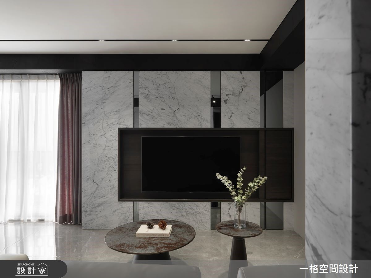 電視牆運用石材與鏡面交織出精緻大器氛圍。 電視牆運用石材與鏡面交織出精緻大器氛圍。