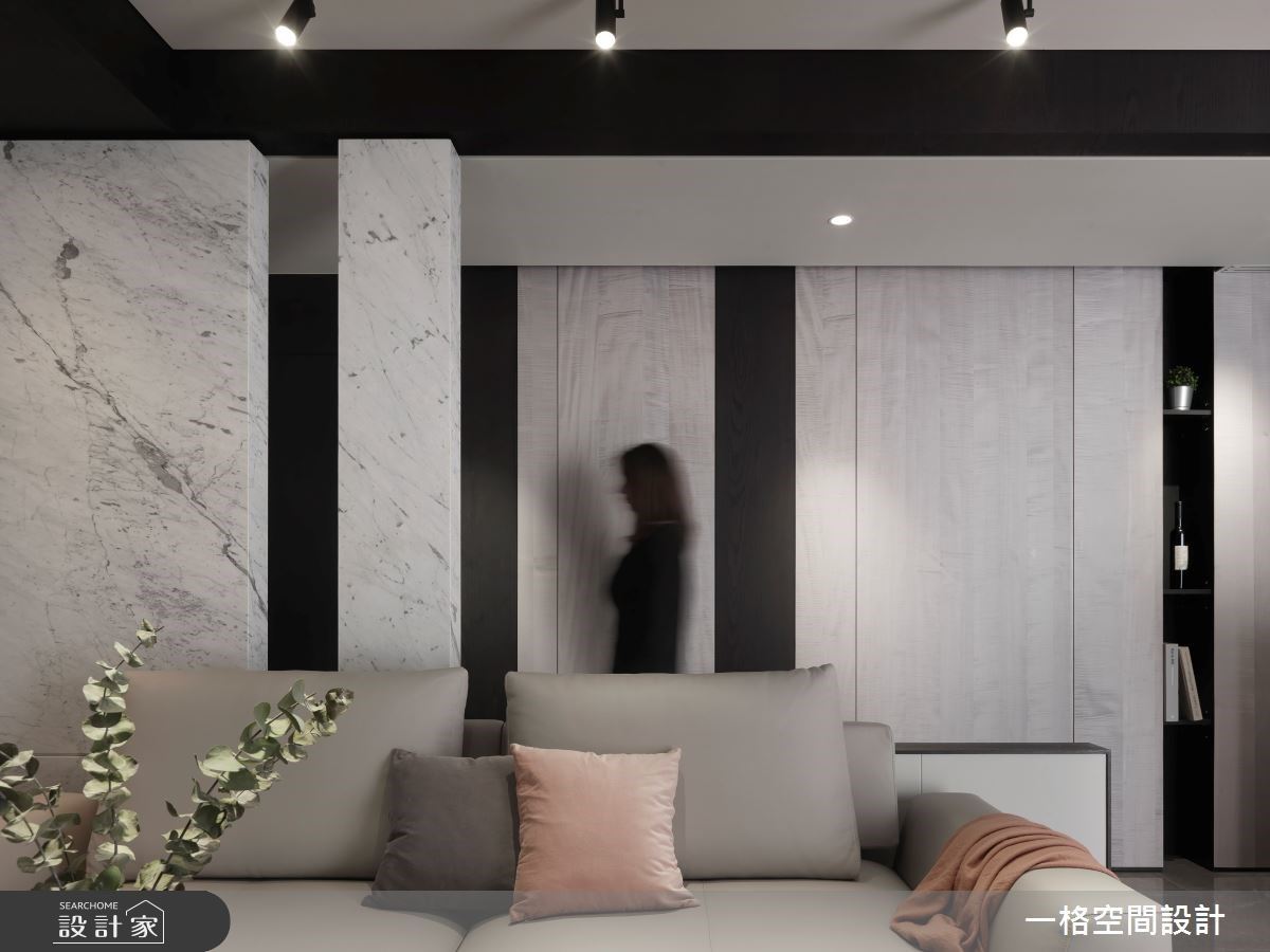 沙發背牆運用 Double Skin 設計手法,創造深淺效果的視覺層次感。 沙發背牆運用 Double Skin 設計手法,創造深淺效果的視覺層次感。